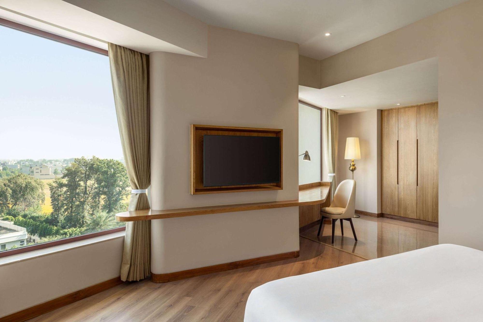 Ramada Encore By Wyndham Amritsar Airport Dış mekan fotoğraf