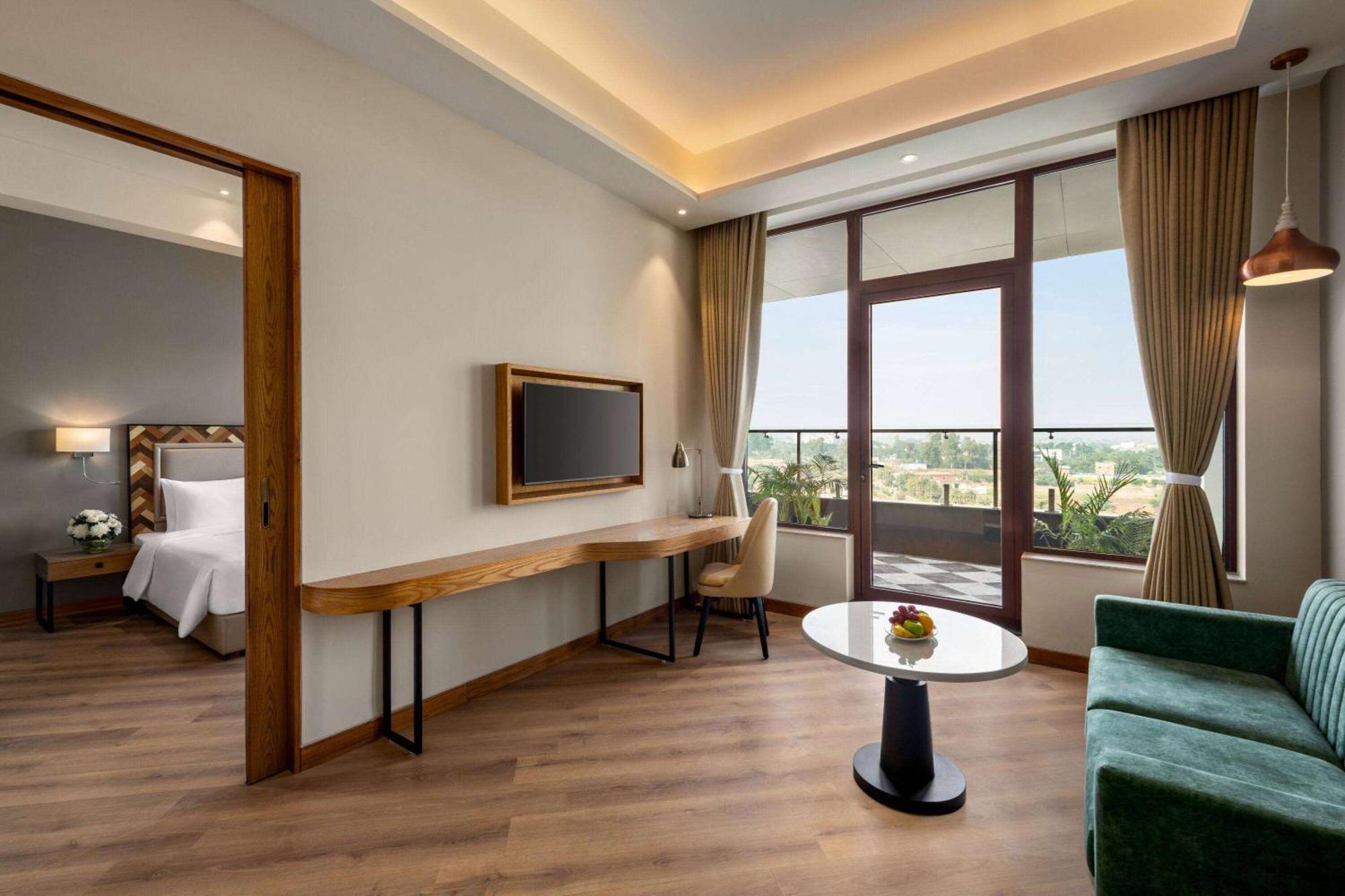 Ramada Encore By Wyndham Amritsar Airport Dış mekan fotoğraf